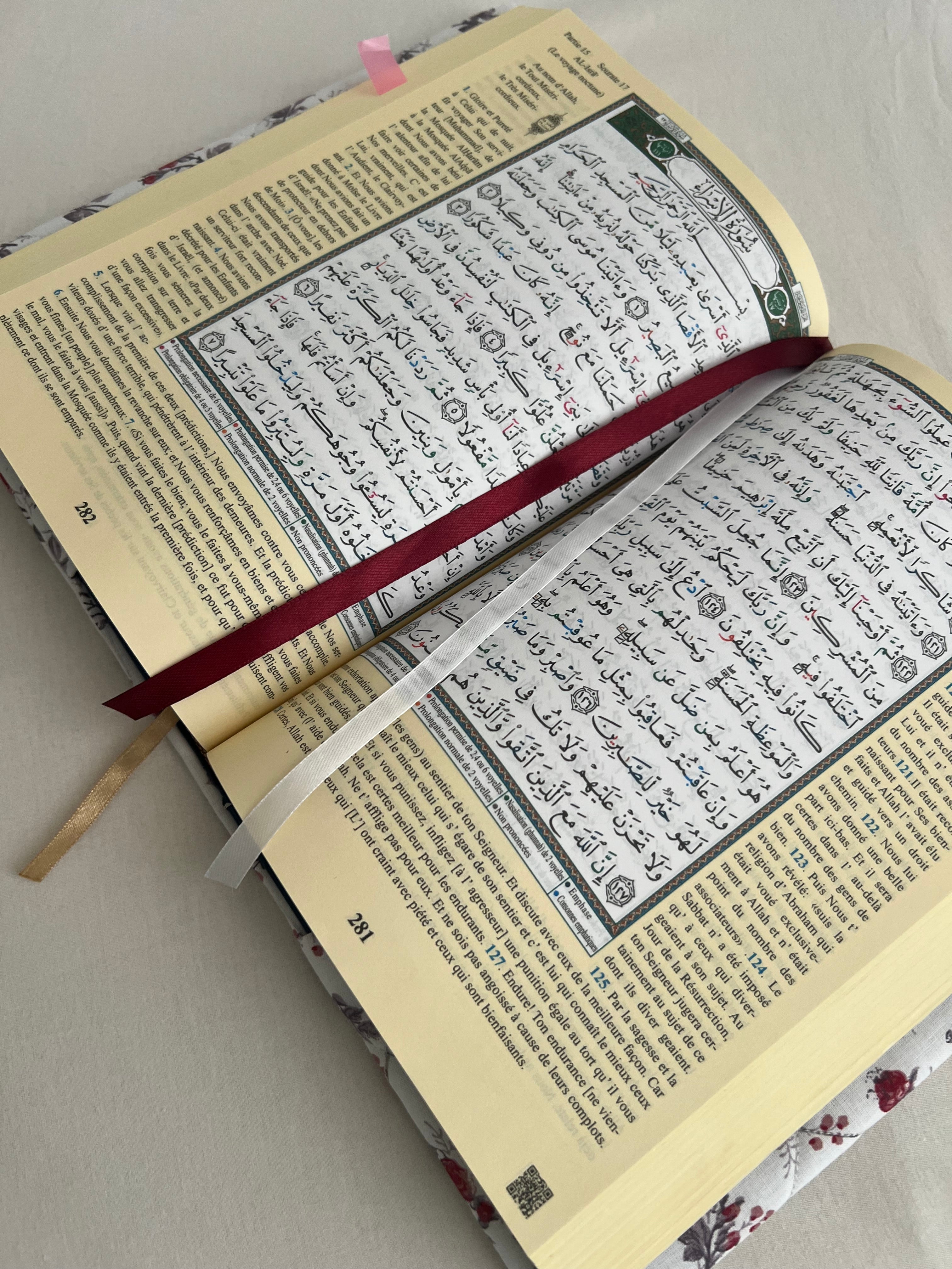 Protège-Coran fleuris effet matelassé - tawbah ou tajwid ou autre