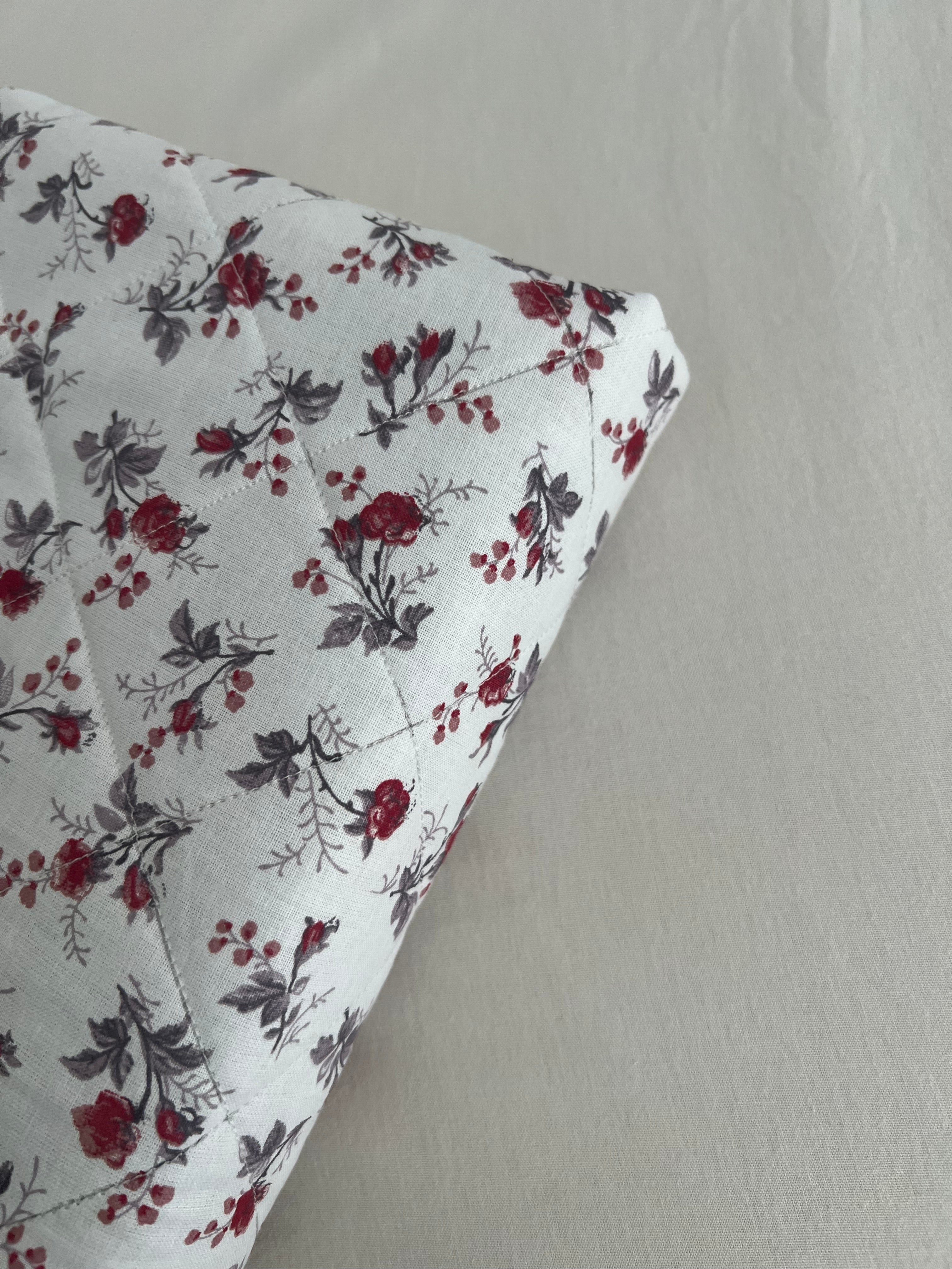 Protège-Coran fleuris effet matelassé - tawbah ou tajwid ou autre